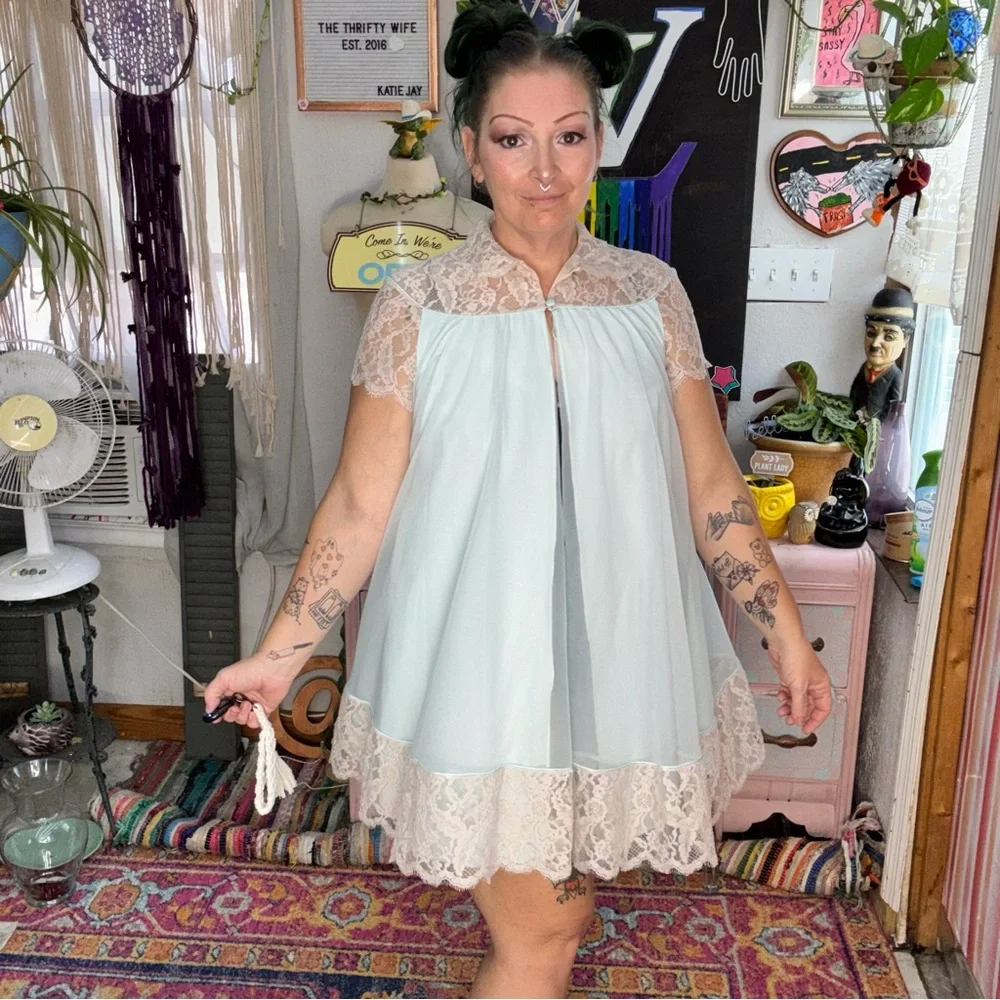 Vintage 1960s pale blue chiffon peignoir nightgown robe delicate lace sleeves - Picture 3 of 15